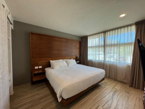 New apt near the 5th avenue pool with Ocean view